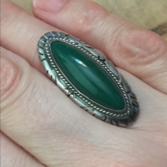 Beautiful dark green stone hand etched silver ring - Picture 4 of 4
